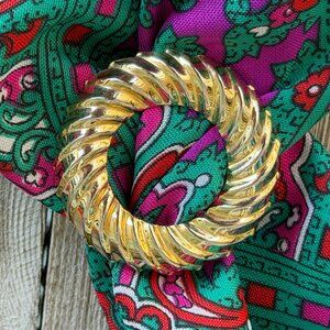 Vintage Gold Tone RIBBED Wreath Scarf Clip Granny Chic Core